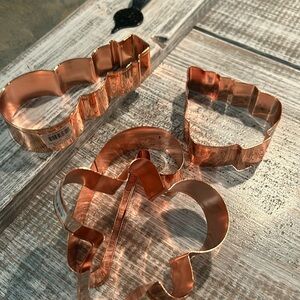 Bundle of 4 holiday cookie cutters! 👩🏻‍🍳